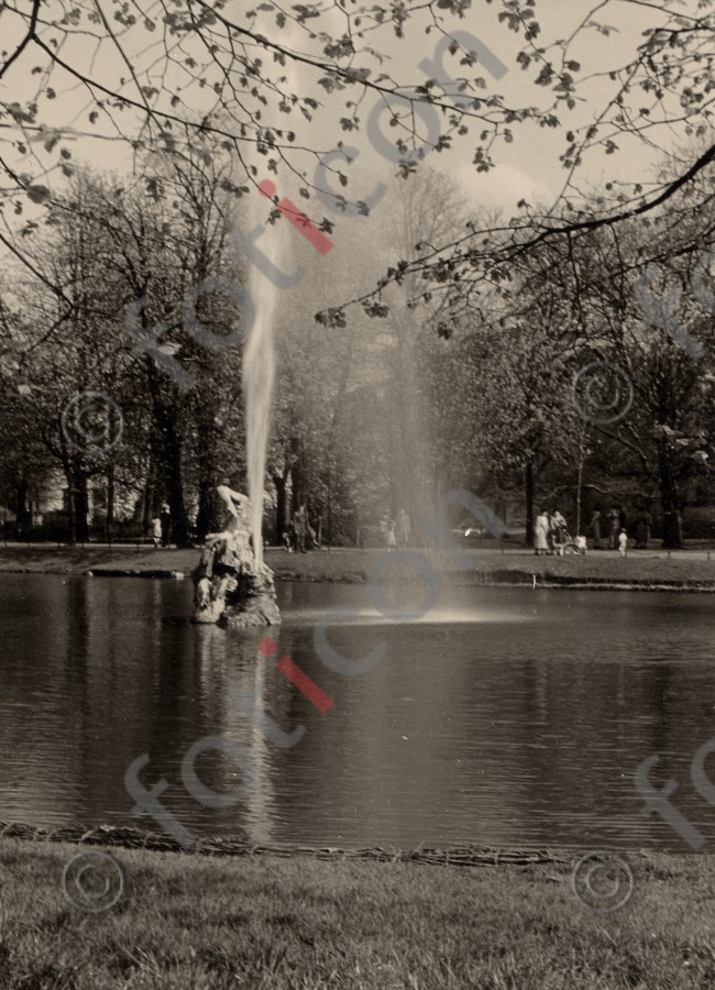 Brunnenskulptur &quot;Jröne Jong&quot; (Der ungebetene Gast) im Hofgarten - Foto foticon-duesseldorf-0041.jpg | foticon.de - Bilddatenbank für Motive aus Geschichte und Kultur